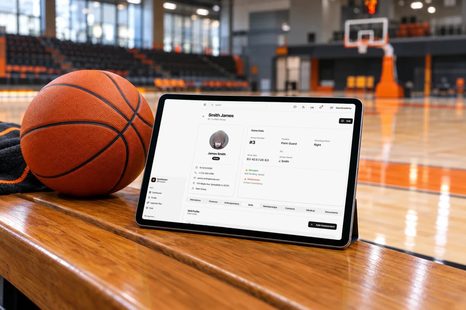 Тренер проводит оценку игроков в баскетболе на планшете во время просмотра