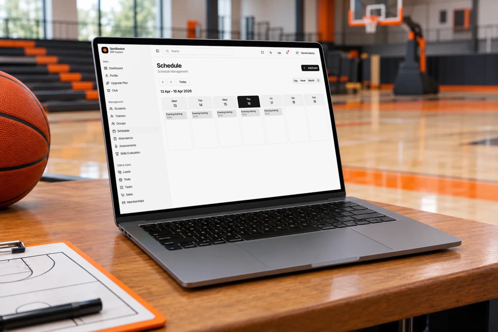 Расписание тренировок онлайн в SpotBasket: недельный календарь баскетбольной секции на ноутбуке