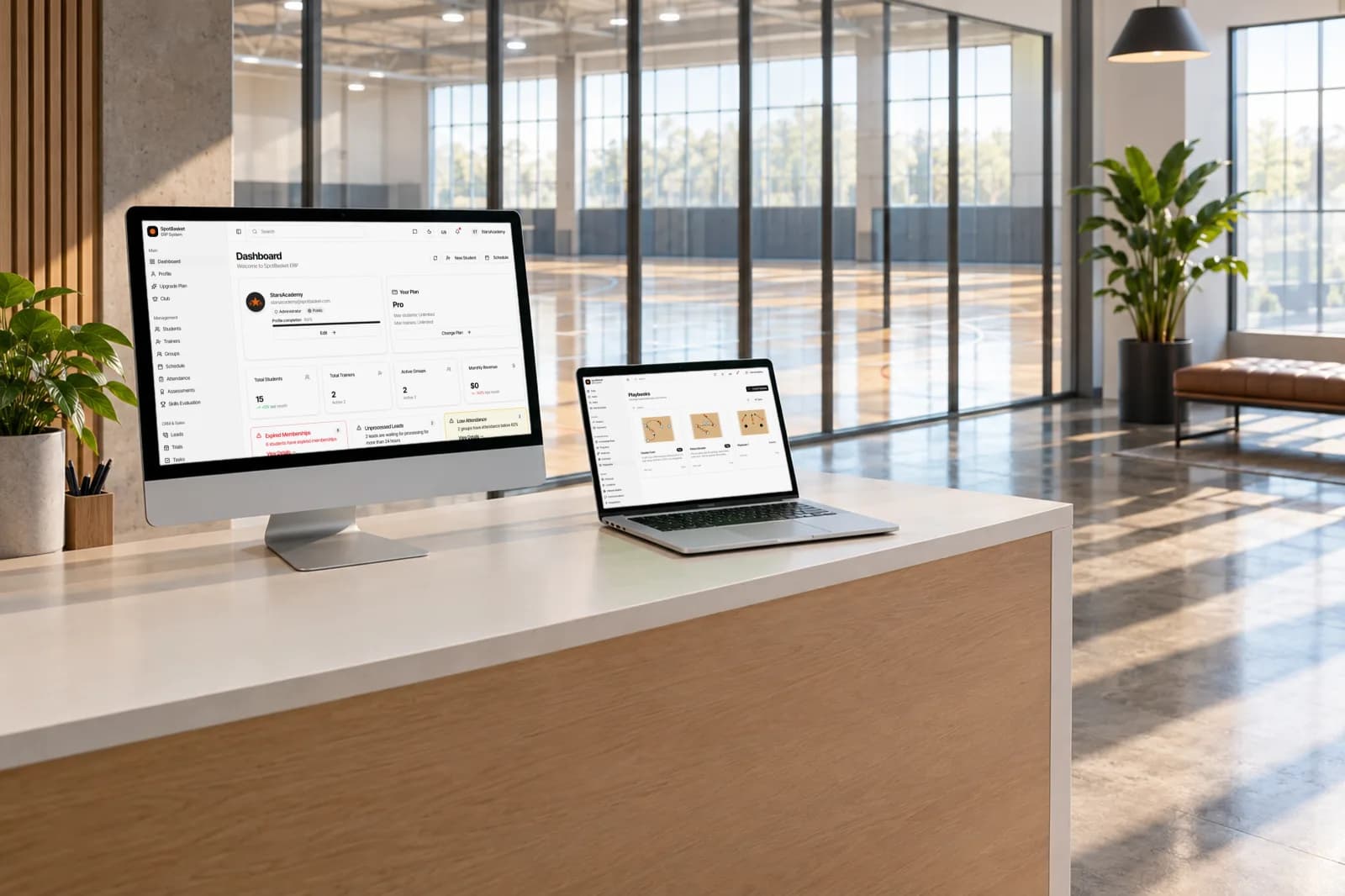 Дашборд SpotBasket OS — CRM для баскетбольного клуба — на ноутбуке рядом с баскетбольной площадкой